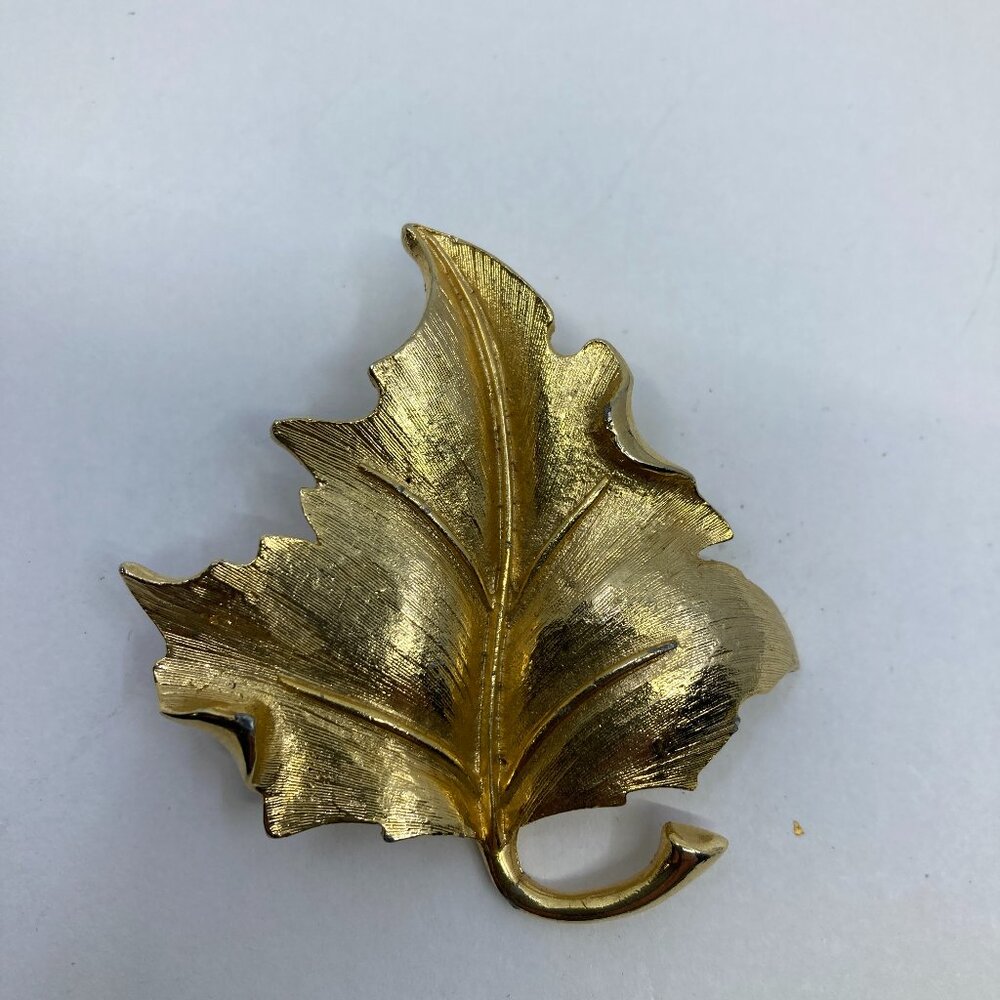 Vtg 1970 SPHINX brushed gold leaf brooch